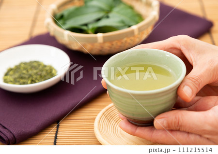 緑茶と茶葉 111215514