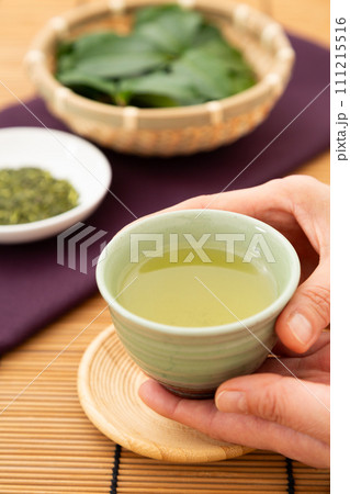 緑茶と茶葉 緑茶と茶葉 111215516