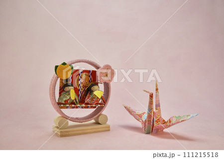 可愛い雛人形の置物と折り鶴 111215518