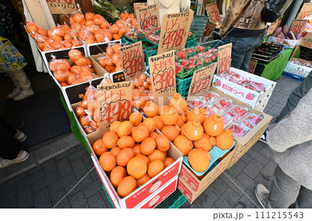 新鮮な果物 八百屋 新鮮な果物 八百屋 111215543