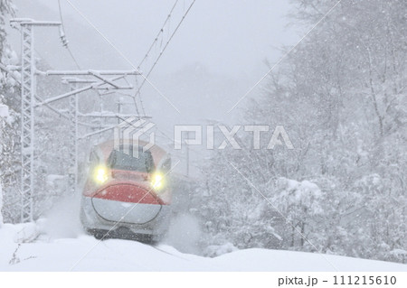 猛吹雪の仙岩峠を走る秋田新幹線 111215610