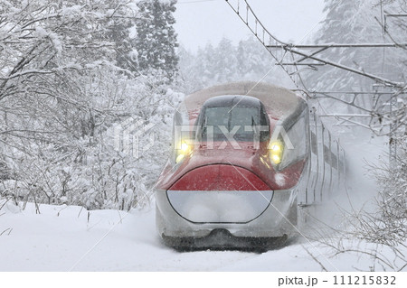 雪降る仙岩峠を走る秋田新幹線 111215832