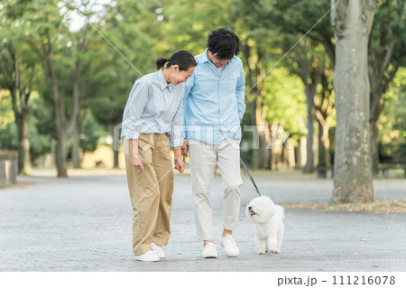 愛犬家・犬・ペットを飼う中年〜中高年の夫婦・飼い主 111216078