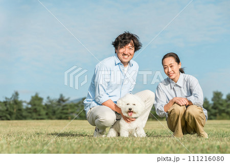 愛犬家・犬・ペットを飼う中年〜中高年の夫婦・飼い主 111216080
