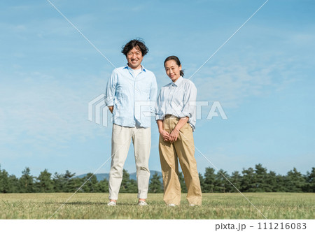 公園にいるさわやかな中年〜中高年の夫婦・パートナー 111216083