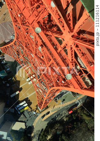 東京タワーメインデッキのスカイウォークウィンドウ 地上が見えるガラスの床 東京タワーメインデッキのスカイウォークウィンドウ 地上が見えるガラスの床 111216114