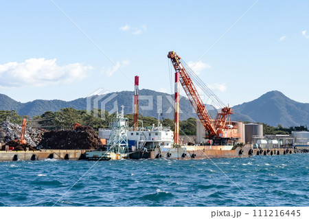 海上のクレーン船 海上のクレーン船 111216445