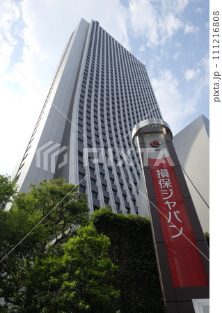「損保ジャパン」のシンボルマークと本社ビル(東京都新宿区西新宿) 「損保ジャパン」のシンボルマークと本社ビル(東京都新宿区西新宿) 111216808