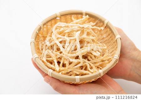 切り干し大根を持つ女性の手元 111216824