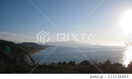 椎谷岬から見下ろす日本海と岬の海岸線と奥の米山 111216863