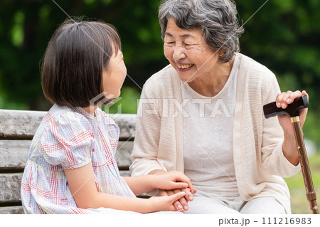 孫と遊ぶシニア 111216983