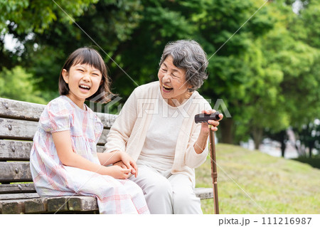 シニア女性と女の子 111216987