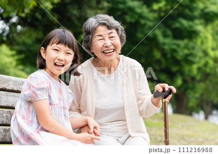 シニア女性と女の子 111216988