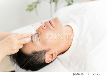 メンズフェイシャルエステで毛穴汚れを落とすウォーターピーリング 111217269