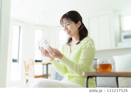 スマホを見る女性 111217526