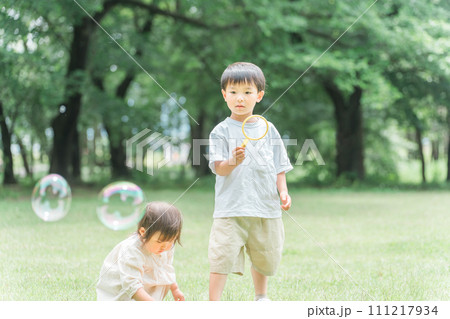 森・公園でシャボン玉で遊ぶ兄妹・子供(ピクニック・キャンプ・アウトドア) 森・公園でシャボン玉で遊ぶ兄妹・子供(ピクニック・キャンプ・アウトドア) 111217934