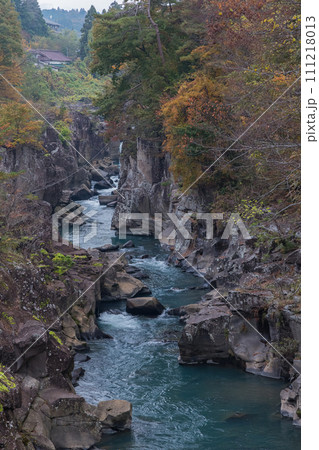 日本 岩手県一関市を流れる磐井川の渓谷、厳美渓と紅葉した木々 日本 岩手県一関市を流れる磐井川の渓谷、厳美渓と紅葉した木々 111218013