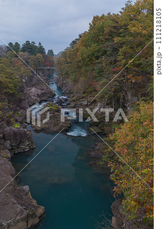 日本 岩手県一関市を流れる磐井川の渓谷、厳美渓と紅葉した木々 日本 岩手県一関市を流れる磐井川の渓谷、厳美渓と紅葉した木々 111218105