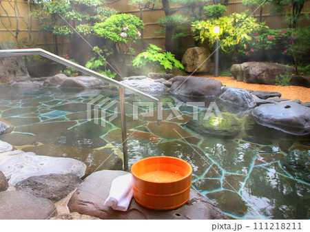 天然温泉の露天風呂(湯けむり・旅イメージ) 天然温泉の露天風呂(湯けむり・旅イメージ) 111218211