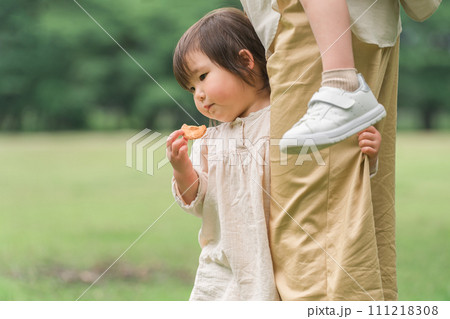 公園・キャンプ場でぐずる女の子(ピクニック・キャンプ・アウトドア) 公園・キャンプ場でぐずる女の子(ピクニック・キャンプ・アウトドア) 111218308