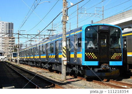 車両基地に停車する鶴見線のE131系1000番台 111218354