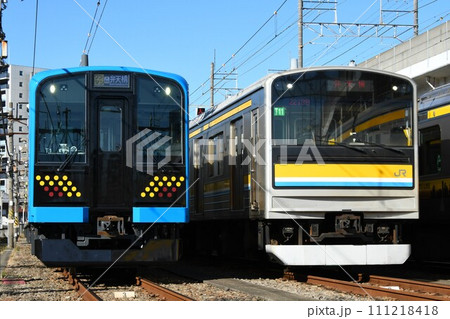 車両基地で並ぶ鶴見線のE131系1000番台（ワンマン・弁天橋）と205系1100番台（弁天橋） 111218418