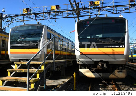 車両基地で並ぶ南武線のE233系8000番台 111218498