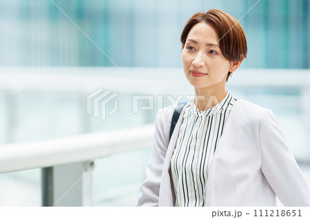 通勤するビジネスウーマン 111218651