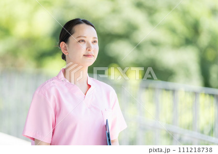 若い女性介護士 看護師 若い女性介護士 看護師 111218738