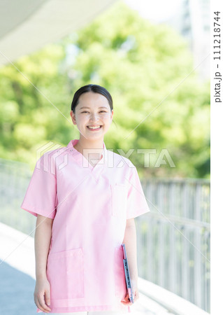 若い女性介護士 看護師 若い女性介護士 看護師 111218744