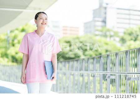 若い女性介護士 看護師 若い女性介護士 看護師 111218745