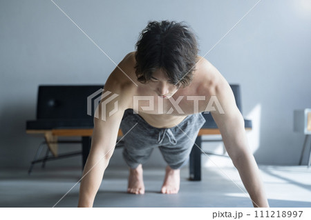 腕立て伏せのトレーニングする男性　正面の顔無し 111218997