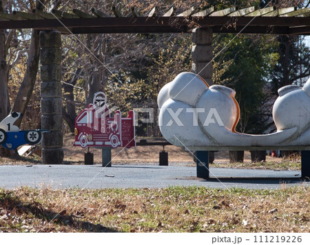 冬の公園の乗り物遊具 111219226
