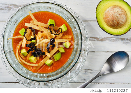 メキシコ料理のソパ・デ・トルティージャ（ソパ・アステカ） 111219227