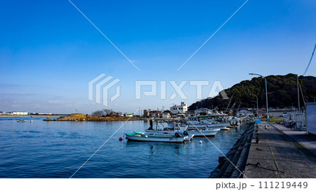 漁港から見た漁船の風景 111219449