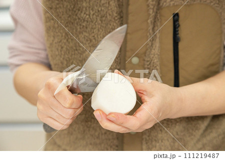 大根の皮を剥く主婦　桂剥き 111219487