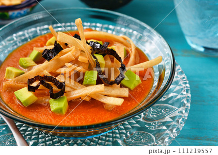 メキシコ料理のソパ・デ・トルティージャ(ソパ・アステカ) メキシコ料理のソパ・デ・トルティージャ(ソパ・アステカ) 111219557