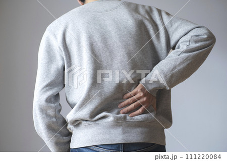 腰痛の男性　ボディパーツ　顔なし　うしろ姿 111220084