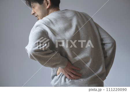 腰痛の男性　ボディパーツ　顔なし　うしろ姿 111220090