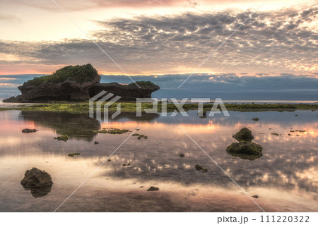 沖縄県読谷村渡具知ビーチから眺めるサンセット 沖縄県読谷村渡具知ビーチから眺めるサンセット 111220322