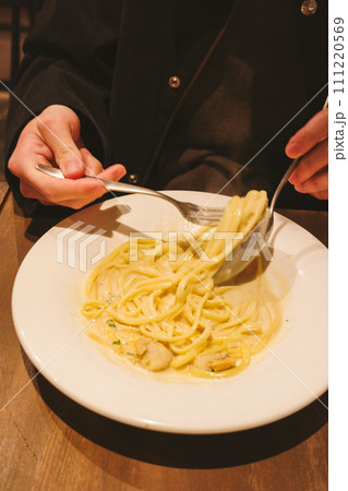 クリームパスタを食べる クリームパスタを食べる 111220569