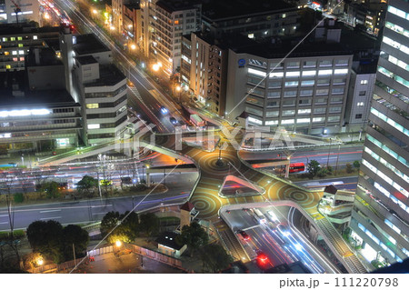 川崎ハローブリッジの夜景 ライトアップされた橋と橋の下を通る車の光跡【神奈川県・川崎市】 川崎ハローブリッジの夜景 ライトアップされた橋と橋の下を通る車の光跡【神奈川県・川崎市】 111220798
