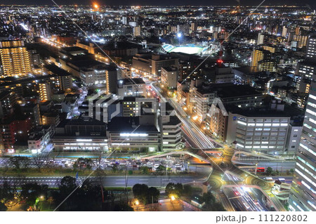 川崎ハローブリッジの夜景 ライトアップされた橋と橋の下を通る車の光跡【神奈川県・川崎市】 川崎ハローブリッジの夜景 ライトアップされた橋と橋の下を通る車の光跡【神奈川県・川崎市】 111220802