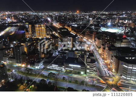 川崎ハローブリッジの夜景 ライトアップされた橋と橋の下を通る車の光跡【神奈川県・川崎市】 川崎ハローブリッジの夜景 ライトアップされた橋と橋の下を通る車の光跡【神奈川県・川崎市】 111220805