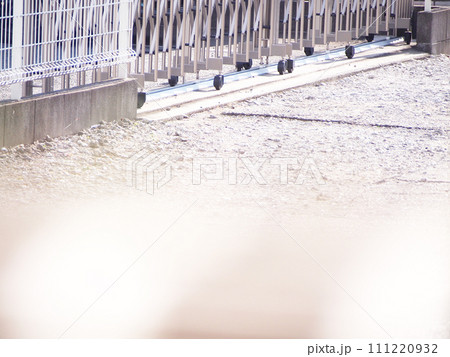 フェンス越しの駐輪場　砂利道 111220932