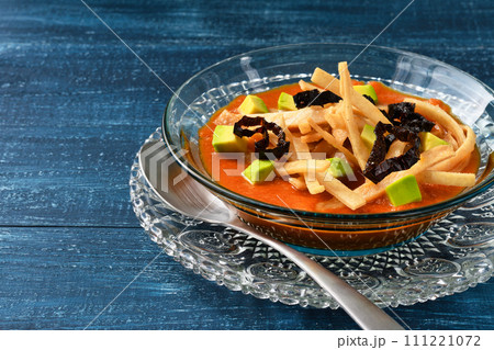 メキシコ料理のソパ・デ・トルティージャ(ソパ・アステカ) メキシコ料理のソパ・デ・トルティージャ(ソパ・アステカ) 111221072