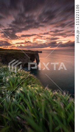 沖縄県恩納村万座毛から眺めるサンセット 沖縄県恩納村万座毛から眺めるサンセット 111221186
