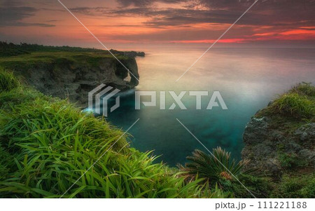 沖縄県恩納村万座毛から眺めるサンセット 111221188