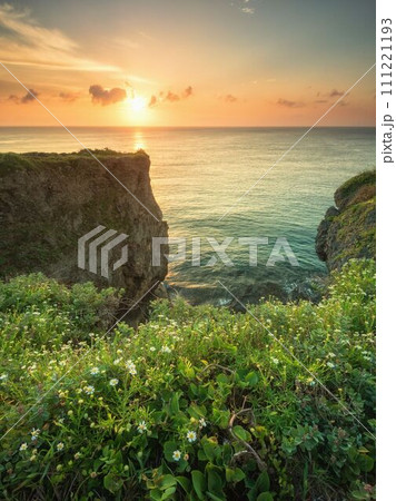 沖縄県恩納村万座毛から眺めるサンセット 111221193