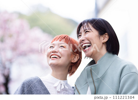 桜を楽しむ女性 桜を楽しむ女性 111221384